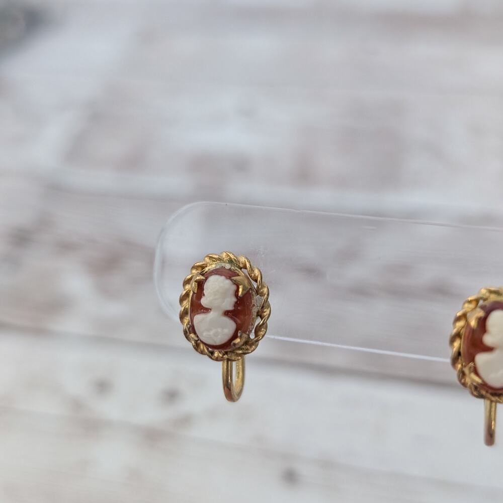 Vintage Screw Back Earrings 0.5" Dainty Cameo Style Red & Cream - Picture 2 of 9